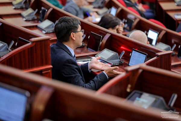 Deputies Review Law on Compensation for Citizens Harmed by Officials’ Mistakes