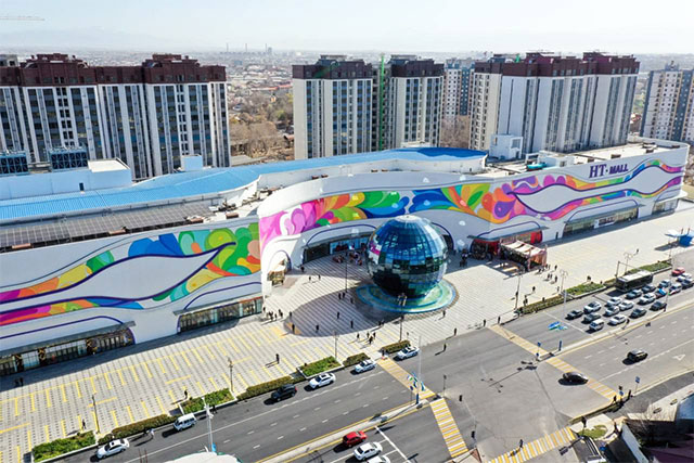 President reviews new shopping center in Tashkent