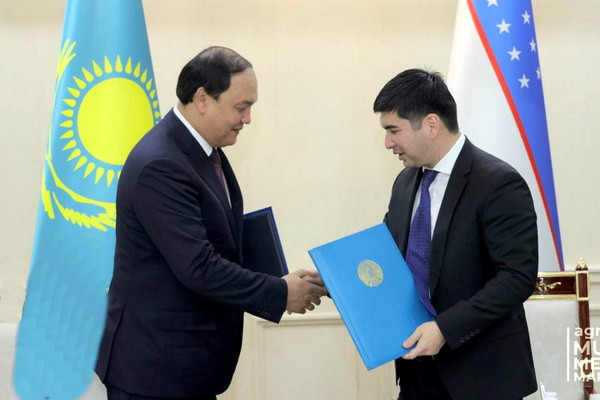 The ministers of agriculture of Uzbekistan and Kazakhstan sign a program of cooperation to increase mutual trade and implement joint projects