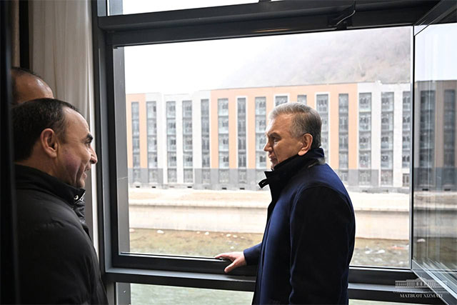 Shavkat Mirziyoyev visits the under-construction Ugam river tourist complex