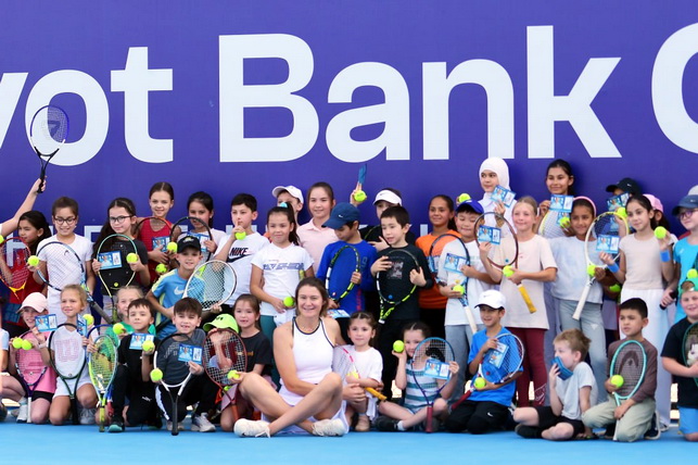 Dinara Safina Holds Masterclass for Young Tennis Players in Tashkent