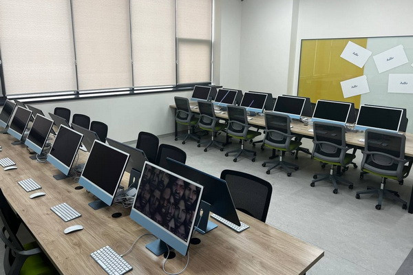 AU faculty members become the very first Apple Certified Trainers in Uzbekistan