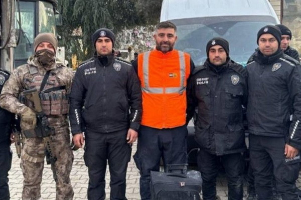 A municipal employee found a bag with $ 4 million under the rubble in Hatay