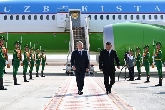 President of Uzbekistan Arrives in Turkmenistan to Participate in Trilateral Meeting