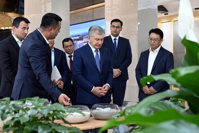 Президент посетил предприятие Crown Ceramic в Кувасае