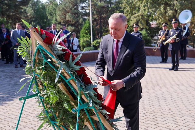 Alexander Beglov Laid Flowers in Memory of Uzbek Soldiers Who Defended Leningrad