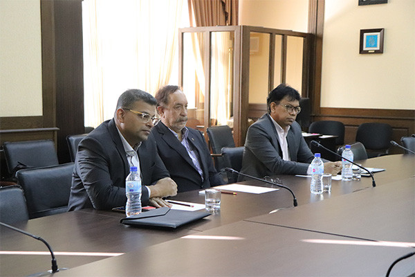 A meeting with representatives of the Singapore-Malaysian Chamber of Commerce and Industry takes place at the Chamber of Commerce and Industry