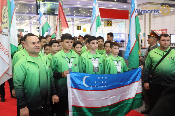 Uzbek athletes from the World Kickboxing Championship were solemnly welcomed at the Tashkent airport