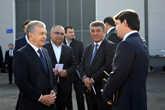 President Mirziyoyev Visits “Agromarkaz” Agrocenter in Jizzakh Region