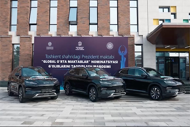 Президент Узбекистана подарил автомобили родителям и наставнику победителей Zayed Sustainability Prize