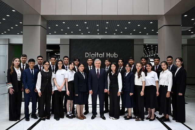 Мирзиёев посетил новый IT-парк в Фергане