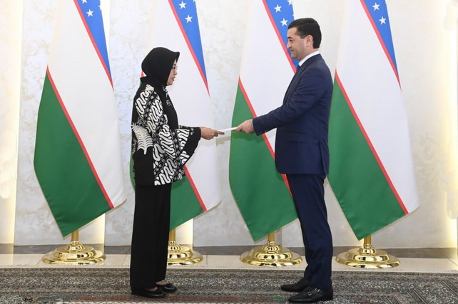 Uzbek Foreign Minister Receives Copies of Credentials from Newly Appointed Indonesian Ambassador