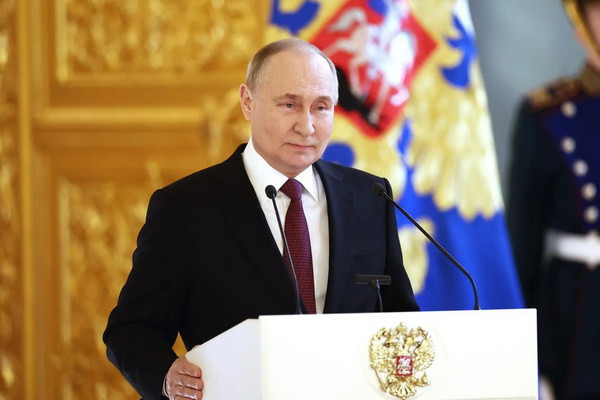 Putin officially takes office as President of Russia