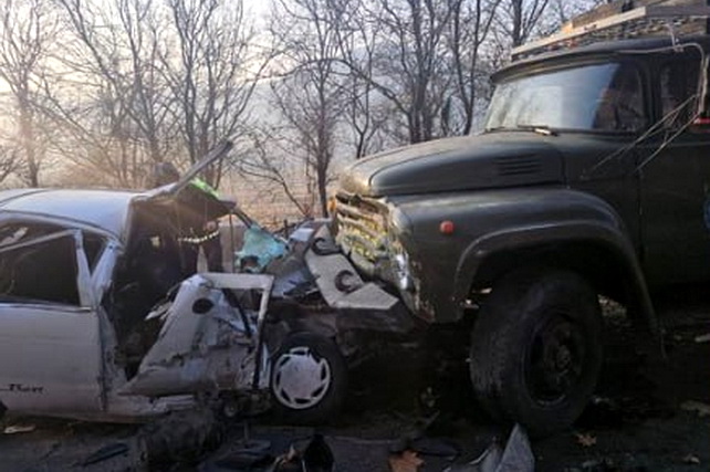Жиззах вилоятида Matiz ва юк машинаси тўқнашуви натижасида уч киши ҳалок бўлди