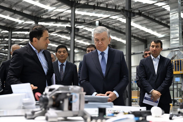 Prezident Zomin texnoparkida amalga oshirilayotgan loyihalarning borishi bilan tanishdi