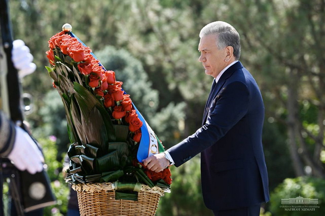 Officials pay tribute to Islam Karimov