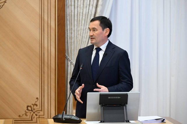 Mirziyoyev yoʻllarni rivojlantirish va transport sohasini raqamlashtirish rejalarini koʻrib chiqdi