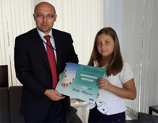 Uzbek girl receives award of Czech contest