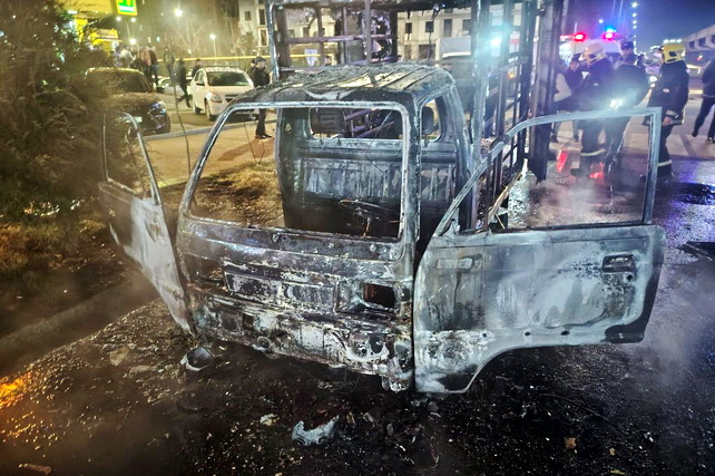 Тошкентда метро станцияси яқинида юк автомашинаси тўлиқ ёниб кетди