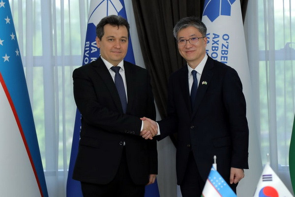 The Minister of ICT holds a meeting with the Ambassador Extraordinary and Plenipotentiary of the Republic of Korea to Uzbekistan