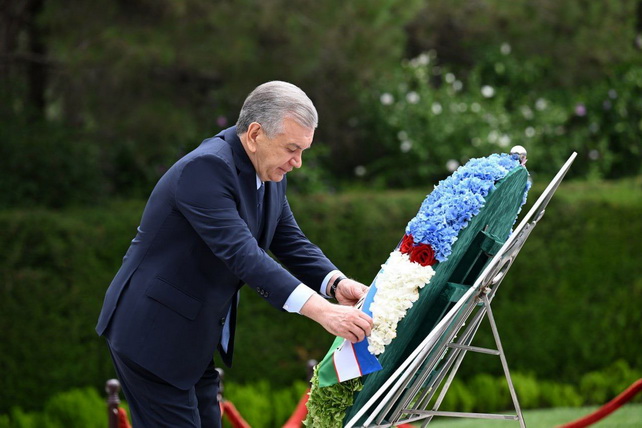 President Shavkat Mirziyoyev Lays Flowers at Heydar Aliyev’s Grave in Baku