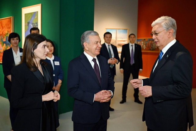 Leaders of Uzbekistan and Kazakhstan visit exhibition of paintings and graphic works