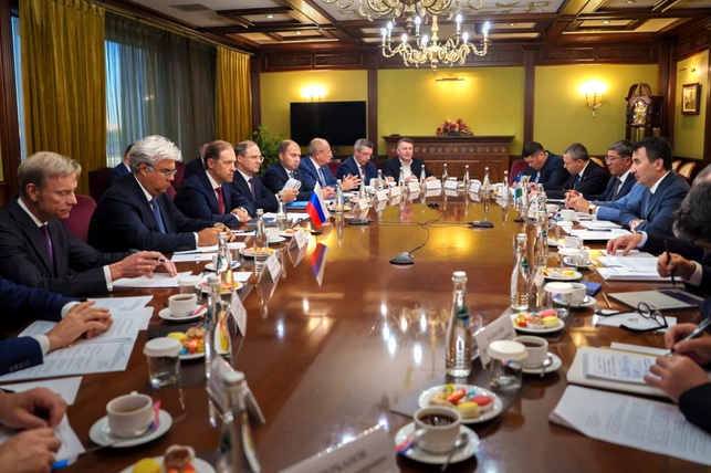 Manturov and Khodjaev Discuss Priority Projects in Industry and Transport