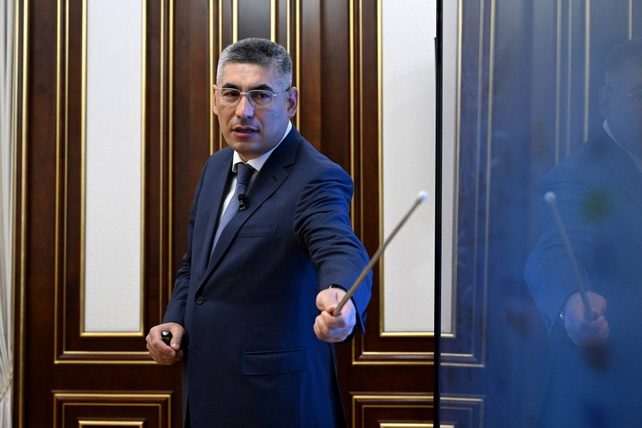 Кудбиев қиммат соатлар билан кўринишига изоҳ берди