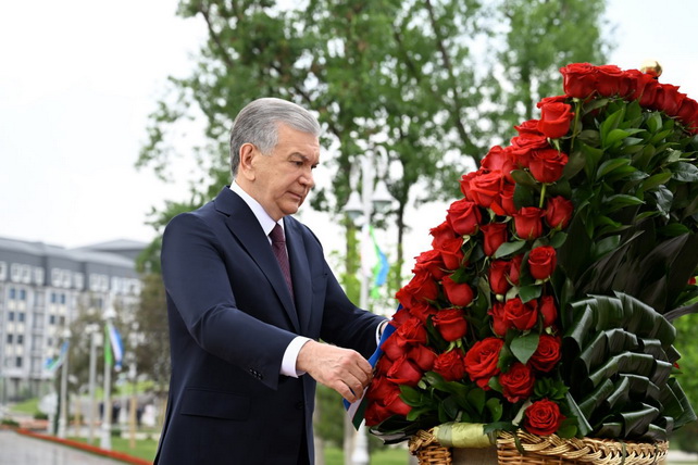 President of Uzbekistan lays wreath at "Oda Stoykosti" monument
