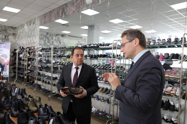 Delegation of Uzcharmsanoat association visits Paris Commune shoe factory in Moscow.