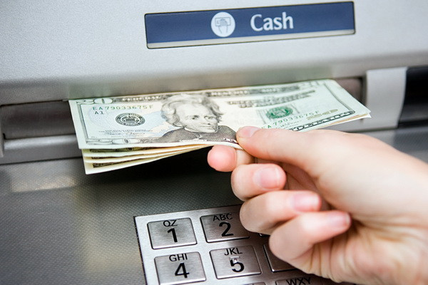 Banks of Uzbekistan introduce a commission for withdrawing foreign currency from banking cards