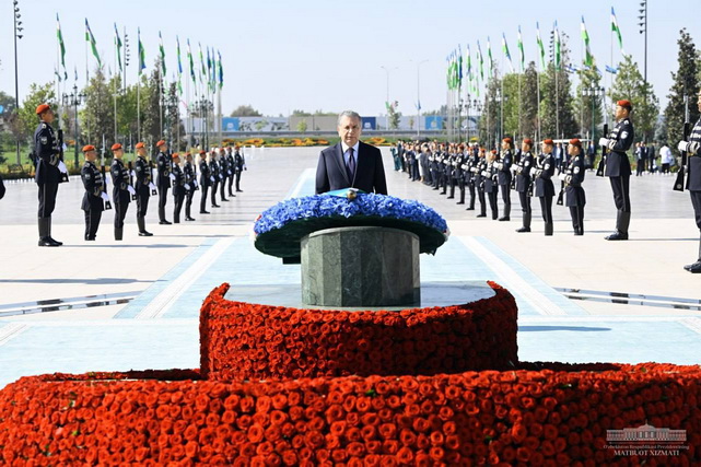 Wreaths laid at the Independence Monument