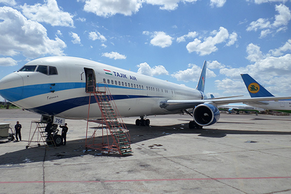 “UAT” мутахассислари “Tajik Air” самолётига техник хизмат кўрсатишди