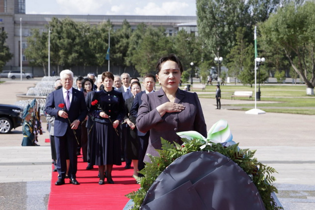 Parliamentary delegation of Uzbekistan lays flowers at the "Otan Qorgaushylar" monument in Astana