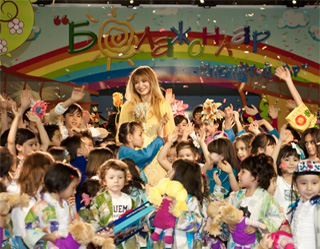 Gulnara Karimova awards winners of Bolajonlar-Shirintoylar Festival