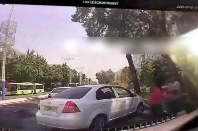 A Young Woman Jumps Out of a Moving Car During Argument with Driver In Tashkent