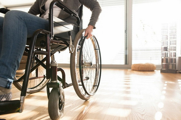 At airports, train stations and parking lots, conditions to be created for people with disabilities and limited physical capabilities
