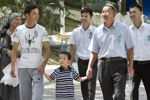 Uzbekistanis prefer to travel mainly with their families