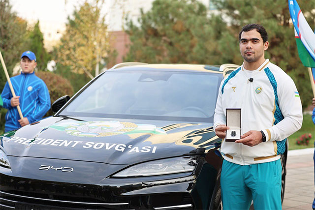 Absolute World Champion in Weightlifting Akbar Juraev Receives Presidential Gift