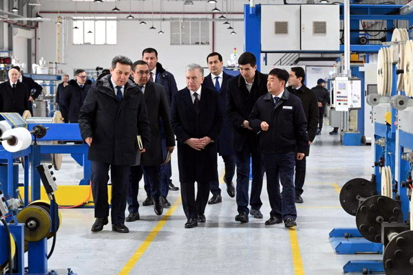 Shavkat Mirziyoyev gets acquainted with the activities of enterprises in the Jizzakh free economic zone