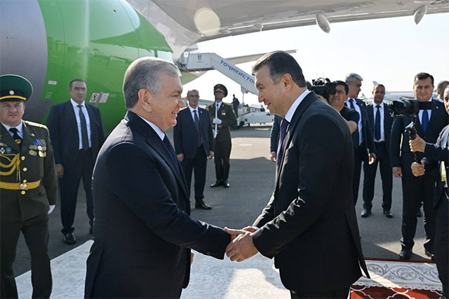 President of Uzbekistan Arrives in Dushanbe
