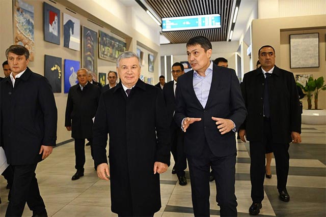 President Mirziyoyev Visits Yunusabad Gallery, Discusses IT and Digitalization in Tashkent