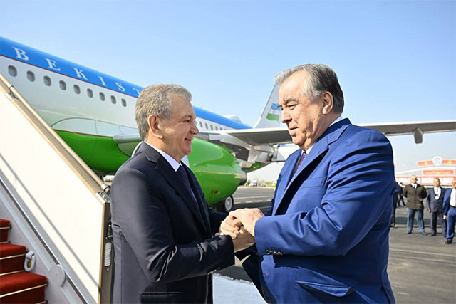 Shavkat Mirziyoyev arrives in Khujand on a working visit
