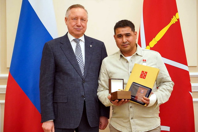 Губернатор Санкт-Петербурга вручил Хайрулло Ибодуллаеву знак «За доблесть в спасении»
