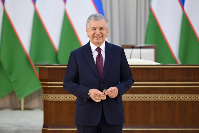 President Awards Orders and Medals to Doctors and Foreign Partners