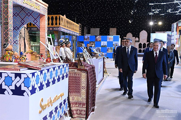 Uzbek President visits the exhibition of the tourism industry