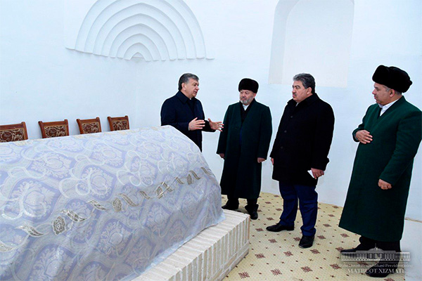 Президент Шавкат Мирзиёев Абу Муин Насафий мақбарасини зиёрат қилди
