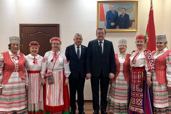 Глава МИД Беларуси встретился с представителями культурного центра «Світанак» в Ташкенте