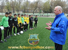 Yuriy Pshenichnikov gives master class for young keepers