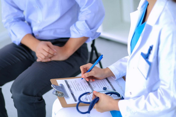 How many foreign citizens arrived in Uzbekistan for treatment?
